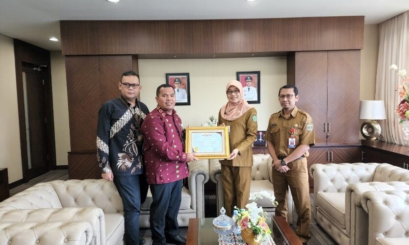 KANWIL V KPPU Balikpapan Lakukan Audiensi serta Penyerahan Pin Emas dan Piagam KPPU Award kepada Sekretaris Daerah Kalimantan Timur